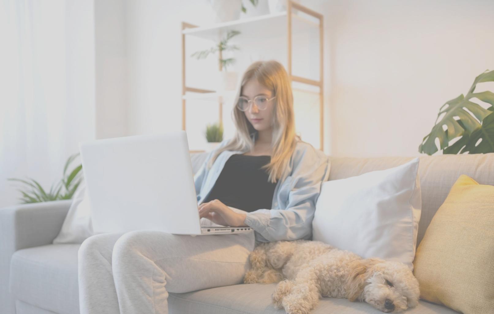 Finanzanalyse Arbeitsplatz mit Dokumenten und Laptop
